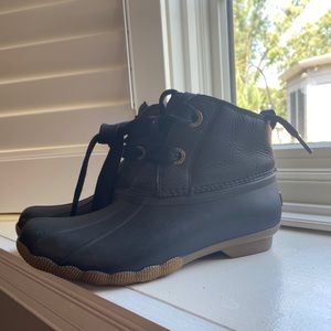 Like new size 7 sperry rain boots.